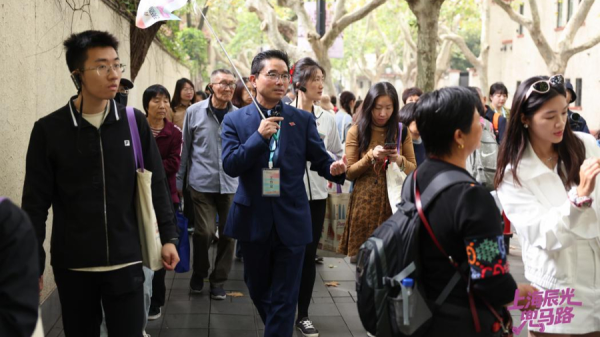 配资网导航 秋日开启城市微游，千名漫步者共绘城市文旅新图景