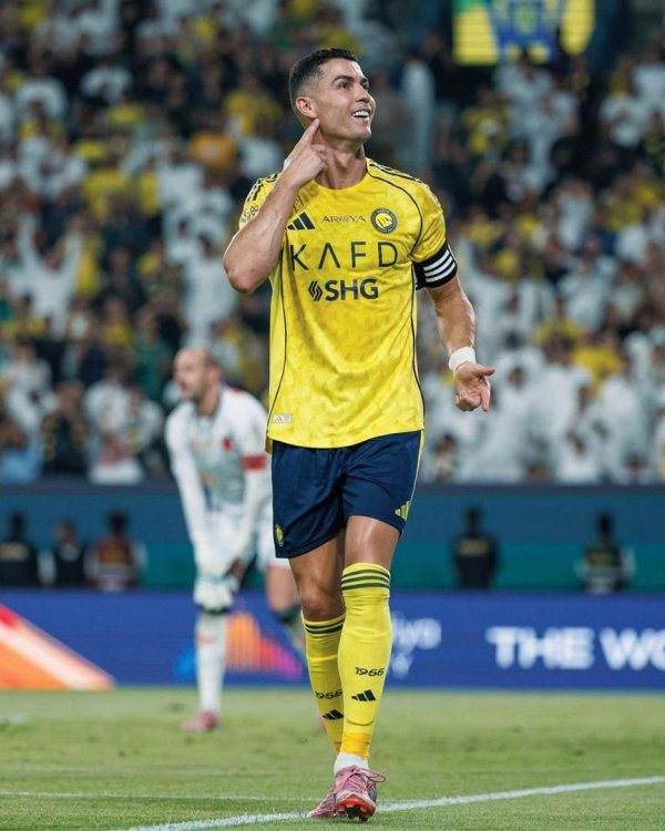 配资网导航 40岁C罗背部折射破门！激动狂奔+SIU庆祝 一整年未戴帽近15年首次