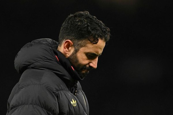 正规配资官网 给垫底队送分！阿莫林遭7万人狂嘘+名宿质问，仍嘴硬：少了8主力