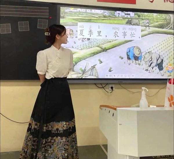 正规配资官网 女生穿“马面裙”面试教师编，却被低分刷下，考官的回应让人愣住